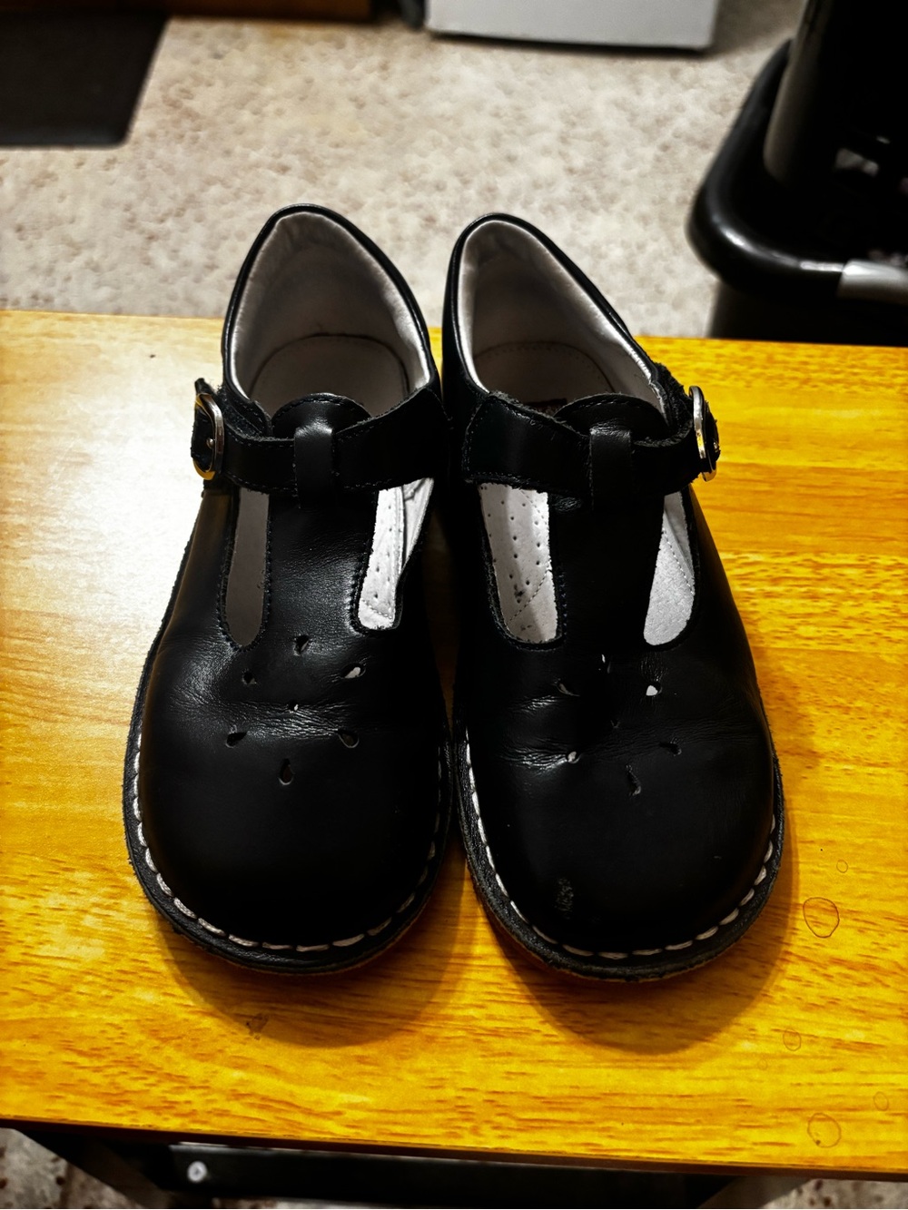 L'Amour "Joy" classic navy leather T-strap Mary Jane shoes, size 1